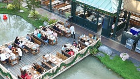 Folket besöker och äter middag på chokladville parkerar och restaurangen i Bangkok, Thailand E Folket besöker och äter middag på chokladville parkerar och restaurangen i Bangkok, Thailand E
