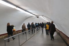 Folket passerar den underjordiska passagen till tunnelbanan på rusningstiden royaltyfria bilder Folket passerar den underjordiska passagen till tunnelbanan på rusningstiden royaltyfria bilder