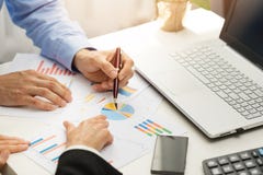Folket på kontoret som analyserar den finansiella grafen för affären, anmäler arkivfoto Folket på kontoret som analyserar den finansiella grafen för affären, anmäler arkivfoto