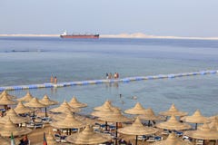 Folket vilar på stranden nära Röda havet i semesterorthotellet, Sharm el Sheikh, Egypten arkivbilder Folket vilar på stranden nära Röda havet i semesterorthotellet, Sharm el Sheikh, Egypten arkivbilder