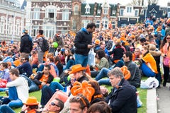 Folkmassa på museumplein på Koninginnedag 2013 arkivfoto Folkmassa på museumplein på Koninginnedag 2013 arkivfoto
