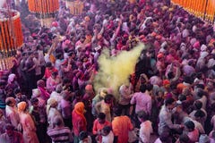 Folkmassor kan vara den sedda nedanför duirngHoli festivalen i Indien som kastar royaltyfria bilder Folkmassor kan vara den sedda nedanför duirngHoli festivalen i Indien som kastar royaltyfria bilder