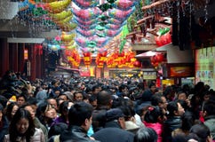 Folkmassor trängas Shanghai Chenghuang Miao Temple över det mån- nya året Kina arkivbilder Folkmassor trängas Shanghai Chenghuang Miao Temple över det mån- nya året Kina arkivbilder