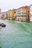 Folksegelb?tar och vattentaxi bredvid gotiska Venetian byggnader p? en regnig November dag p? den Grand Canal vattenv?gen, Venedi arkivbilder Folksegelb?tar och vattentaxi bredvid gotiska Venetian byggnader p? en regnig November dag p? den Grand Canal vattenv?gen, Venedi arkivbilder
