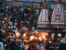 Folla che testimonia aarti di Ganga Folla che testimonia aarti di Ganga