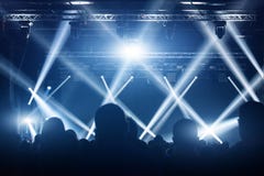 Folla di concerto Siluette della gente davanti alle luci luminose della fase Banda dei rock star immagini stock Folla di concerto Siluette della gente davanti alle luci luminose della fase Banda dei rock star immagini stock