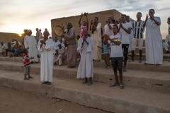 Folla incoraggiante ad una partita di calcio in Abri, Sudan - novembre 2018 fotografia stock libera da diritti Folla incoraggiante ad una partita di calcio in Abri, Sudan - novembre 2018 fotografia stock libera da diritti