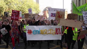 Folla marzo durante le proteste di austerità, elezione generale 2015, Bristol Regno Unito video d archivio Folla marzo durante le proteste di austerità, elezione generale 2015, Bristol Regno Unito video d archivio