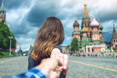 Follow-me, das attraktive Brunettemädchen, welches die Hand hält, führt zu das rote Quadrat in Moskau Russland lizenzfreie stockfotografie Follow-me, das attraktive Brunettemädchen, welches die Hand hält, führt zu das rote Quadrat in Moskau Russland lizenzfreie stockfotografie