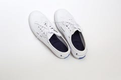 Fond blanc femelle de chaussures de marche Photographie stock libre de droits Fond blanc femelle de chaussures de marche Photographie stock libre de droits