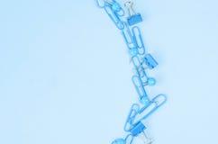 Fond bleu avec un petit bureau sous forme de demi-cercle photographie stock libre de droits Fond bleu avec un petit bureau sous forme de demi-cercle photographie stock libre de droits
