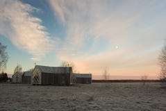 Fond d'hiver avec les maisons en bois Campagne russe image libre de droits Fond d'hiver avec les maisons en bois Campagne russe image libre de droits