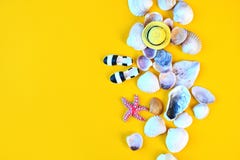 Fond d'été Accessoires étendus plats de plage de voyageur sur le fond jaune avec les coquillages, le chapeau miniature et les moc photos libres de droits Fond d'été Accessoires étendus plats de plage de voyageur sur le fond jaune avec les coquillages, le chapeau miniature et les moc photos libres de droits