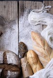 Fond de boulangerie, ingrédients de cuisson au-dessus de counte rustique de cuisine photographie stock libre de droits Fond de boulangerie, ingrédients de cuisson au-dessus de counte rustique de cuisine photographie stock libre de droits