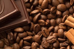 Fond de chocolat et de café, plan rapproché d'haricots images libres de droits Fond de chocolat et de café, plan rapproché d'haricots images libres de droits