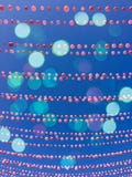 Fond de ciel bleu avec des décorations de ballon et des lumières de bokeh illustration libre de droits Fond de ciel bleu avec des décorations de ballon et des lumières de bokeh illustration libre de droits