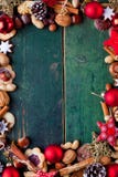 Fond de cuisson de Noël, biscuits sur les milieux en bois photo libre de droits Fond de cuisson de Noël, biscuits sur les milieux en bois photo libre de droits