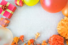 Fond de fête d'anniversaire avec le décor de fête, orange, jaune et images stock Fond de fête d'anniversaire avec le décor de fête, orange, jaune et images stock
