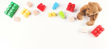 Fond de jouets d'enfants avec l'ours de nounours et les blocs colorés de cubes image libre de droits Fond de jouets d'enfants avec l'ours de nounours et les blocs colorés de cubes image libre de droits