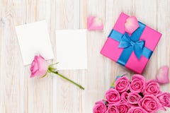 Fond de jour de valentines avec le boîte-cadeau plein des roses roses et du t photographie stock Fond de jour de valentines avec le boîte-cadeau plein des roses roses et du t photographie stock