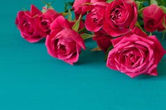 Fond de jour de valentines avec les roses roses au-dessus de la table en bois Vue supérieure avec l'espace de copie jour du ` s d images libres de droits Fond de jour de valentines avec les roses roses au-dessus de la table en bois Vue supérieure avec l'espace de copie jour du ` s d images libres de droits