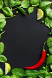 Fond de nourriture avec le poivre d'épinards et de piment rouge photographie stock Fond de nourriture avec le poivre d'épinards et de piment rouge photographie stock