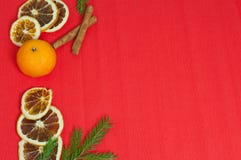 Fond de nouvelle année avec des mandarines et des oranges de cannelle photos stock Fond de nouvelle année avec des mandarines et des oranges de cannelle photos stock
