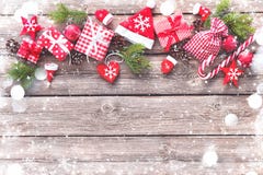 Fond de Noël avec des décorations et des boîte-cadeau photos libres de droits Fond de Noël avec des décorations et des boîte-cadeau photos libres de droits