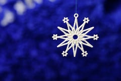 Fond de Noël avec des flocons de neige sur le conseil en bois Vue de ci-avant Configuration plate photos stock Fond de Noël avec des flocons de neige sur le conseil en bois Vue de ci-avant Configuration plate photos stock