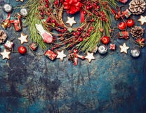 Fond de Noël de vintage avec la décoration rouge, guirlande des baies rouges d'hiver et biscuits, vue supérieure Image libre de droits Fond de Noël de vintage avec la décoration rouge, guirlande des baies rouges d'hiver et biscuits, vue supérieure Image libre de droits