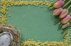 Fond de Pâques avec les tulipes et l'oeuf rouges-yellowk sur le fond vert de scintillement avec l'espace de copie photographie stock libre de droits Fond de Pâques avec les tulipes et l'oeuf rouges-yellowk sur le fond vert de scintillement avec l'espace de copie photographie stock libre de droits
