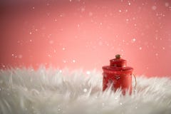 Fond de vacances de Noël avec Santa et décorations Paysage de Noël avec les cadeaux et la neige Joyeux Noël et le nouveau YE heur image libre de droits Fond de vacances de Noël avec Santa et décorations Paysage de Noël avec les cadeaux et la neige Joyeux Noël et le nouveau YE heur image libre de droits