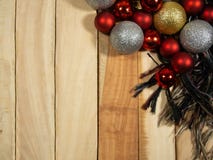 Fond de vue supérieure de compositions en nouvelle année avec la boule de Noël de décoration et écharpe sur la table en bois photo stock Fond de vue supérieure de compositions en nouvelle année avec la boule de Noël de décoration et écharpe sur la table en bois photo stock