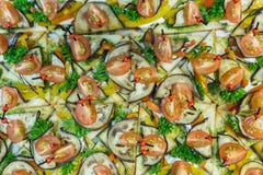 Fond des canapes et des apéritifs de casse-croûte des tomates, pain, aubergine, verts image libre de droits Fond des canapes et des apéritifs de casse-croûte des tomates, pain, aubergine, verts image libre de droits