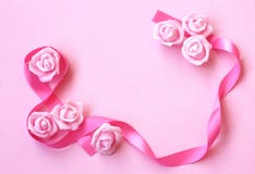 Fond doux de ressort avec le ruban en soie rose, fleurs roses photo libre de droits Fond doux de ressort avec le ruban en soie rose, fleurs roses photo libre de droits