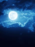 Fond dramatique de lever de la lune avec le ciel et les nuages bleus profonds de Nightime images libres de droits Fond dramatique de lever de la lune avec le ciel et les nuages bleus profonds de Nightime images libres de droits