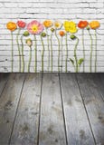 Fond en bois de mur de briques de fleurs image stock Fond en bois de mur de briques de fleurs image stock