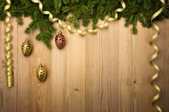 Fond en bois de Noël avec l'arbre de sapin, le ruban d'or et décembre Fond en bois de Noël avec l'arbre de sapin, le ruban d'or et décembre