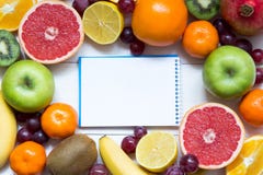 Fond et note de cadre de fruit avec la banane, kiwi, pomme, citron sur la table en bois blanche, concept sain de nourriture photographie stock Fond et note de cadre de fruit avec la banane, kiwi, pomme, citron sur la table en bois blanche, concept sain de nourriture photographie stock
