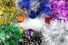 Fond fait de boules et tresse de Noël image stock Fond fait de boules et tresse de Noël image stock