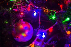 Fond-guirlandes de Noël avec les lumières colorées sur un arbre de Noël décoré, bokeh image libre de droits Fond-guirlandes de Noël avec les lumières colorées sur un arbre de Noël décoré, bokeh image libre de droits
