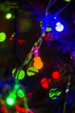 Fond-guirlandes de Noël avec les lumières colorées sur un arbre de Noël décoré, bokeh photos stock Fond-guirlandes de Noël avec les lumières colorées sur un arbre de Noël décoré, bokeh photos stock