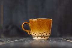 Fond lumineux d'automne - tasse de café sur la table en bois rustique avec l'endroit pour le texte Tasse de café jaune Automne lu image libre de droits Fond lumineux d'automne - tasse de café sur la table en bois rustique avec l'endroit pour le texte Tasse de café jaune Automne lu image libre de droits
