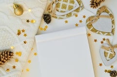 Fond magique confortable de Noël pour écrire sur une page blanche de carnet sur le blanc avec les cônes, le chandail, les étoiles images stock Fond magique confortable de Noël pour écrire sur une page blanche de carnet sur le blanc avec les cônes, le chandail, les étoiles images stock