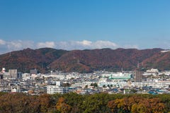 Fond naturel de montagne de couverture de résidence de ville du Japon de changement du centre de saison images libres de droits Fond naturel de montagne de couverture de résidence de ville du Japon de changement du centre de saison images libres de droits