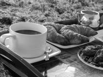 Fond noir et blanc de petit déjeuner de café français de croissants photo libre de droits Fond noir et blanc de petit déjeuner de café français de croissants photo libre de droits