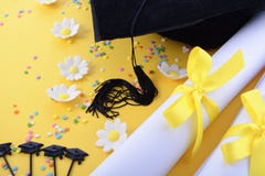 Fond noir et blanc jaune d'obtention du diplôme de thème photo stock Fond noir et blanc jaune d'obtention du diplôme de thème photo stock
