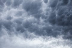 Fond orageux gris-foncé de ciel nuageux photographie stock Fond orageux gris-foncé de ciel nuageux photographie stock
