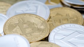 Fond physique différent de devise en métal pi?ce de monnaie de cryptocurrency photographie stock libre de droits Fond physique différent de devise en métal pi?ce de monnaie de cryptocurrency photographie stock libre de droits