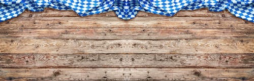 Fond rustique pour Oktoberfest avec le drapeau bavarois Fond rustique pour Oktoberfest avec le drapeau bavarois